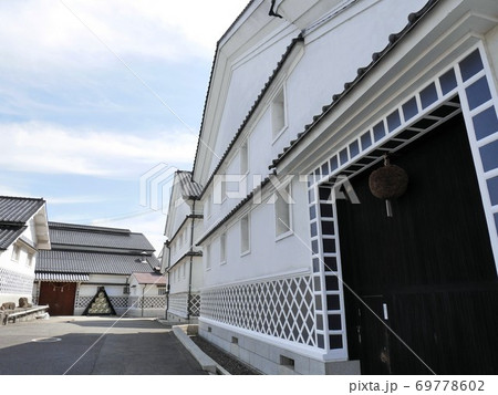 東広島市の観光名所　西条町酒蔵通りの美しい酒蔵　（広島県） 69778602