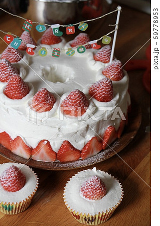 いちごたっぷりの手作りクリスマスケーキ　デコシフォンのクリスマスケーキ 69778953