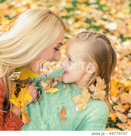 Mother playing with her little child 69779707