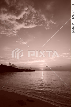 海辺で眺める夕焼け【セピア】（鹿児島県　奄美群島　沖永良部島） 69779851