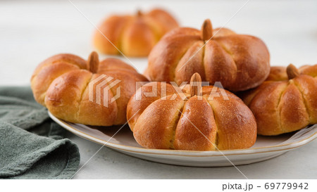 Pumpkin buns bread with spices on grey background. Halloween Food Concept. Autumn concept. 69779942
