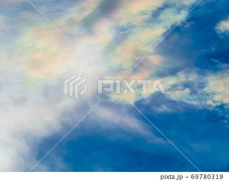 青空に浮かぶ美しい虹の雲 彩雲の写真素材 [69780319] - PIXTA