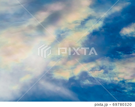 青空に浮かぶ美しい虹の雲 彩雲の写真素材