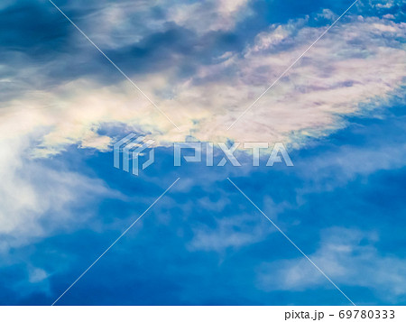 青空に浮かぶ美しい虹の雲　彩雲 69780333