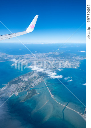 旅客機の窓から眺める沖縄の海　うるま市 69780862