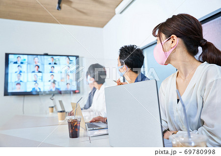 オンライン会議をする男女　ビデオ会議　レンタルオフィス　リモートワーク　テレワーク 69780998