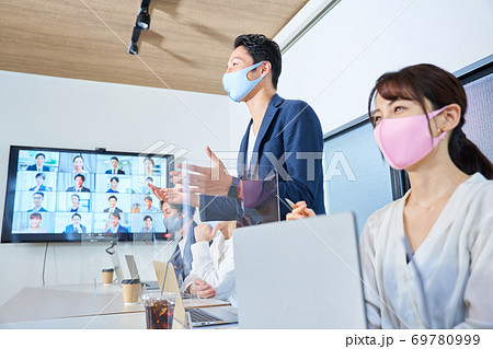 オンライン会議をする男女　ビデオ会議　レンタルオフィス　リモートワーク　テレワーク 69780999