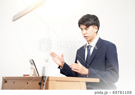 リモート面接を受けている男子学生 69781109