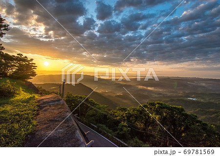 ギリギリ見えた初夏の九十九谷の朝陽 69781569