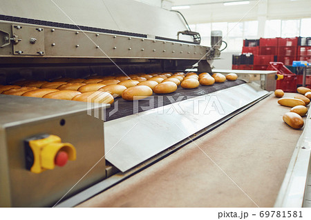 Automatic bakery production line with bread in bakery factory 69781581