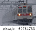 大雪の中を走行する 東急8500系 69781733