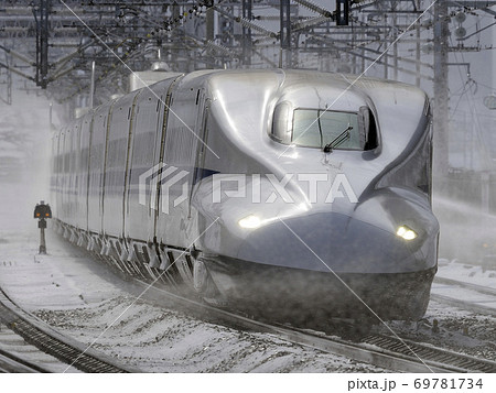 スプリンクラー作動の中を走行する新幹線N700系 スプリンクラー作動の中を走行する新幹線N700系 69781734