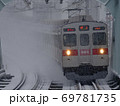 大雪の中を走行する 東急8500系 69781735