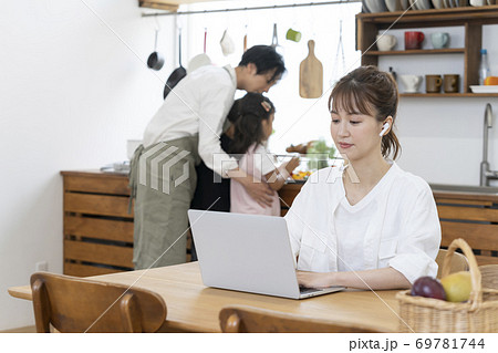 若い家族　在宅ワークをする女性 69781744