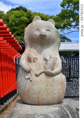 屋島太三郎狸の女房像 蓑山大明神の写真素材