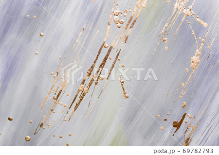 Abstract Gold potal brush strokes and stains on lilac pastel marble background or texture 69782793