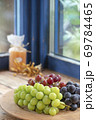 窓辺に置いた葡萄 69784465