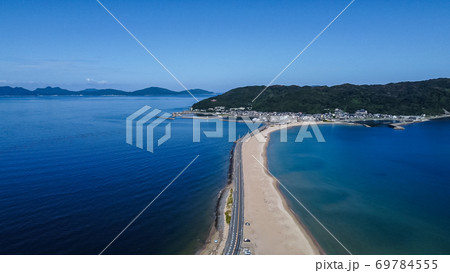 空から見た海に挟まれた島に続く一本道 空から見た海に挟まれた島に続く一本道 69784555