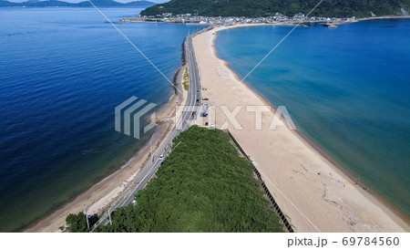 空から見た島と島をつなぐ一本道 空から見た島と島をつなぐ一本道 69784560