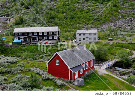 ノルウェー　ノルウェー鉄道　ベルゲン線のミュルダール駅より谷側の家々とトレッキングコースを望むアップ 69784653