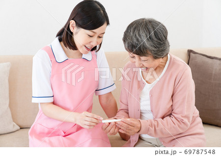 シニアの体温測定 69787548