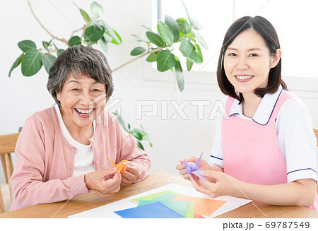 シニアのリハビリを一緒にする介護士 シニアのリハビリを一緒にする介護士 69787549