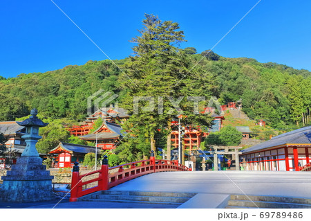 【佐賀県】晴天下の祐徳稲荷神社 【佐賀県】晴天下の祐徳稲荷神社 69789486