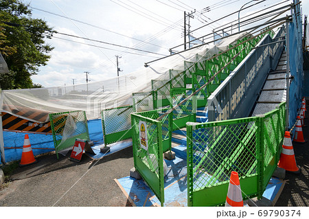 再塗装修繕工事中の横断歩道橋 再塗装修繕工事中の横断歩道橋 69790374