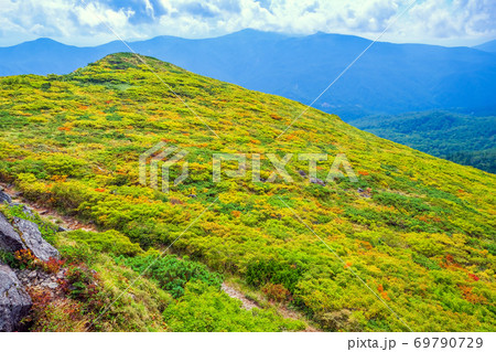 紅葉の三ツ石山頂から乳頭山 69790729