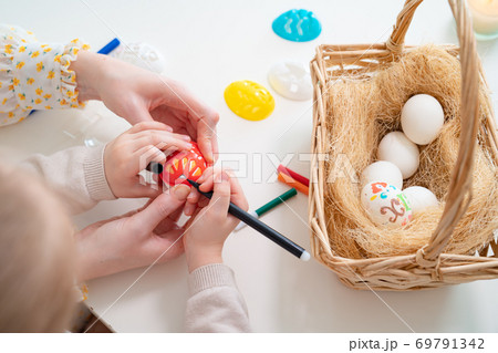 hands decorate with marker and stencil  eggs 69791342