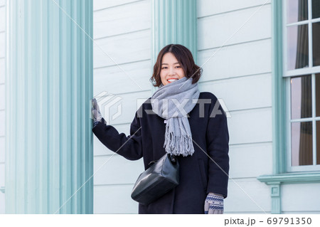 函館元町の洋館に立つ女性 69791350