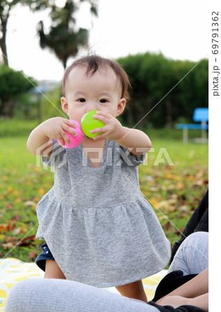秋の公園で遊ぶ1歳の女の子 秋の公園で遊ぶ1歳の女の子 69791362