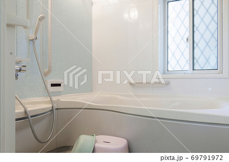 明るく清潔な浴室 69791972