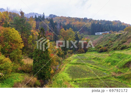 雨の山あいを走る米坂線の列車　山形県飯豊町 69792172