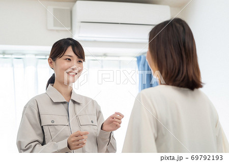 エアコン業者の女性 69792193