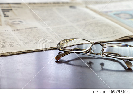 新聞と老眼鏡 69792610