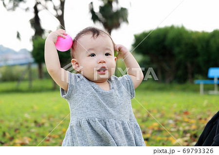秋の公園で遊ぶ1歳の女の子 秋の公園で遊ぶ1歳の女の子 69793326