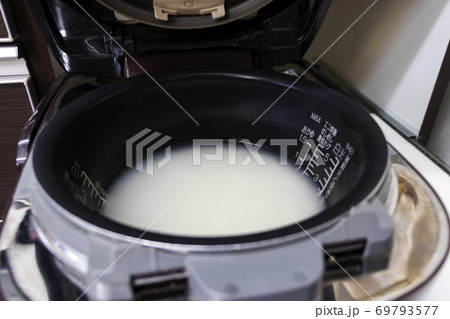 白いお米を炊飯器で炊く 白いお米を炊飯器で炊く 69793577