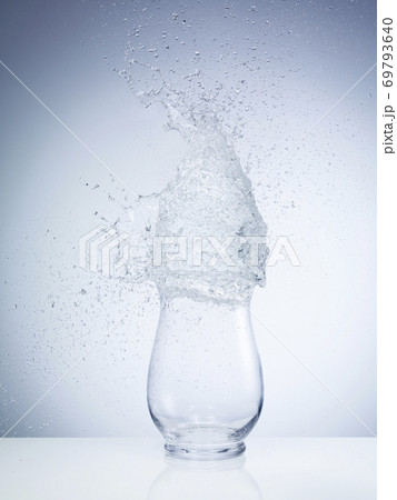 ガラスの容器に水の塊が落ちる瞬間 69793640