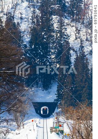 トンネルと陸羽西線の列車　山形県新庄市 69793641