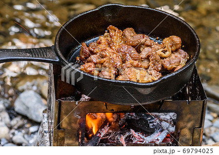 アウトドア定番料理　焼き肉 69794025
