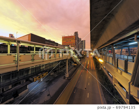 バンコク 夕焼け空のバンナー駅周辺 / BTS Bang Na St., Bangkok バンコク 夕焼け空のバンナー駅周辺 / BTS Bang Na St., Bangkok 69794135
