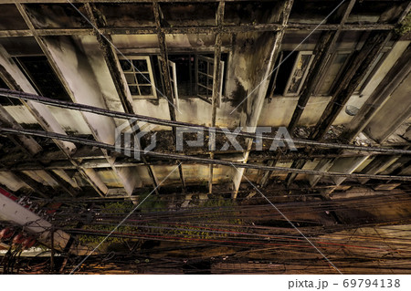 バンコク BTSバンナー駅傍の廃墟ビル / an old building in Bangkok バンコク BTSバンナー駅傍の廃墟ビル / an old building in Bangkok 69794138