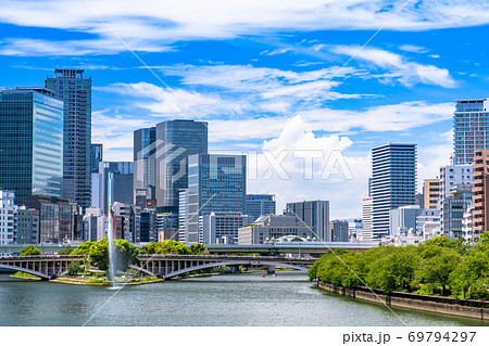 《大阪府》大川沿いの街並み・夏空の都市風景 《大阪府》大川沿いの街並み・夏空の都市風景 69794297