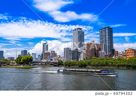 《大阪府》大川沿いの街並み・夏空の都市風景 69794302
