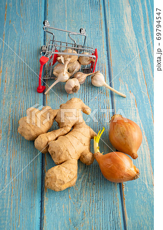 ginger, onion, garlic in mini shopping cart ginger, onion, garlic in mini shopping cart 69794547