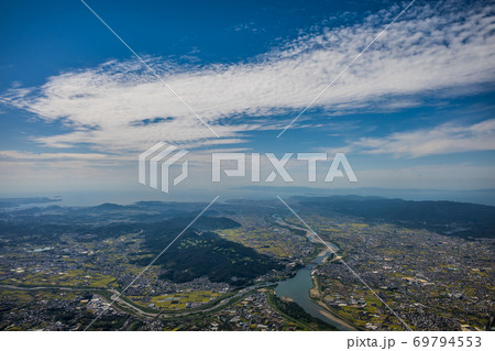 和歌山県紀の川市上空から船戸山から和歌山湾に向けて広がる街並みをパラグライダーで空撮 和歌山県紀の川市上空から船戸山から和歌山湾に向けて広がる街並みをパラグライダーで空撮 69794553