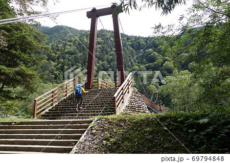 上高地は横尾大橋 上高地は横尾大橋 69794848