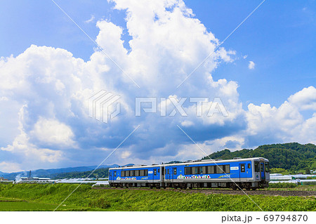 夏の雲と左沢線の列車　山形県山辺町 69794870
