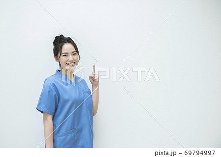 医療従事者のポートレート　女性　指差し 69794997
